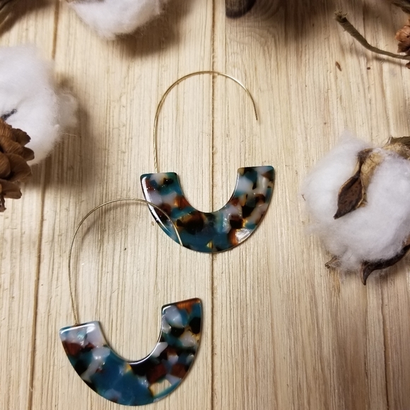 Beautiful TURQUOISE crushed shell hook earrings - Picture 3 of 7